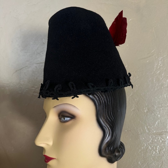 EXCEPTIONAL 1940s' UNIQUE TOP BLACK FELT CONICAL HAT + RED FEATHER & APPLIQUES - Picture 2 of 12